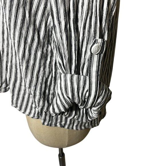 Vici blouse women's L gray white striped loose fit adjustable sleeve button down - Picture 7 of 10